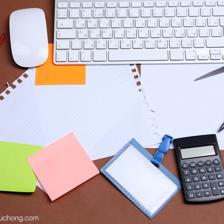 辦公桌必備 文具配件、鍵盤與紙張的合理布局